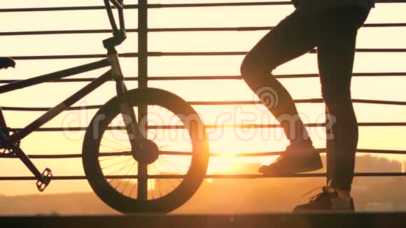 城市背景下自行车车轮和男性腿部特写视频的预览图