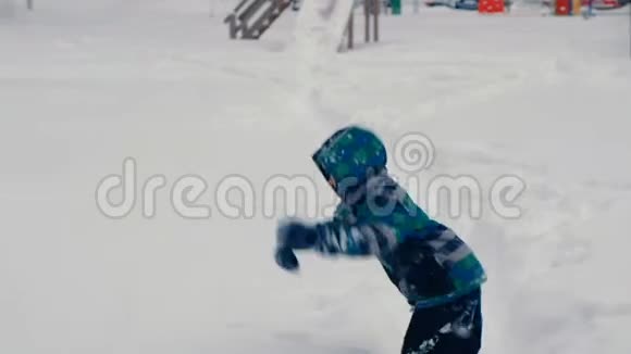 男孩跳雪漂移在雪中爬行和挖掘视频的预览图