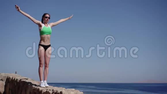 性感的女孩在海边做瑜伽视频的预览图