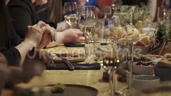 人们在自助餐餐饮宴会期间选择食物近距离观看人们在餐馆里集体吃自助餐视频的预览图