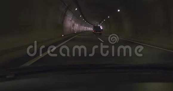 长日高速公路隧道出口汽车前窗观景视频的预览图
