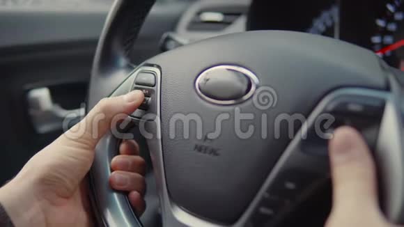 现代汽车车轮上有音量按钮视频的预览图