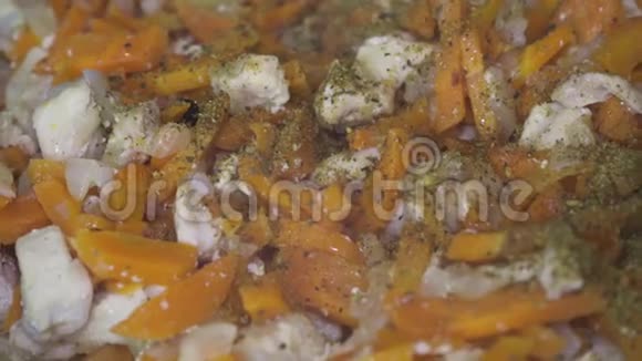 鸡肉胡萝卜和调味洋葱用平底锅做的特写视频的预览图