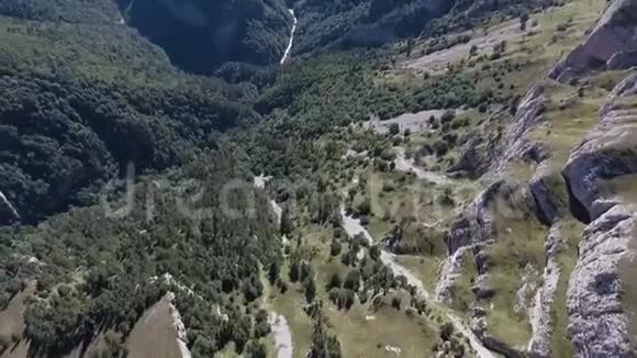 森林覆盖的野山谷高加索俄罗斯视频的预览图
