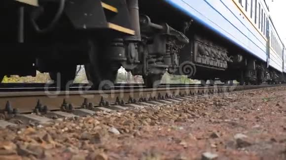 关闭列车沿轨道行驶的旋转钢轮经过摄像机的铁路客运视频的预览图