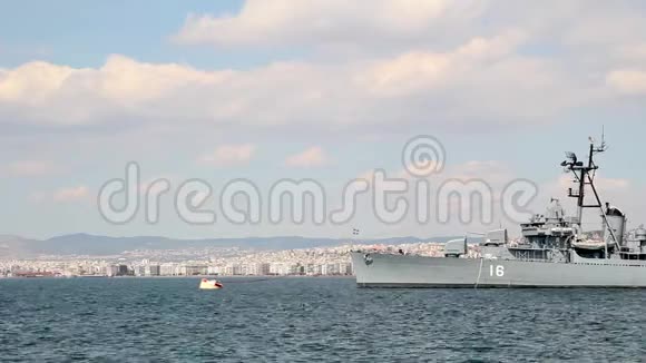 希腊塞萨洛尼基市海岸废弃的旧战舰蓝天上的云彩和住宅建筑视频的预览图