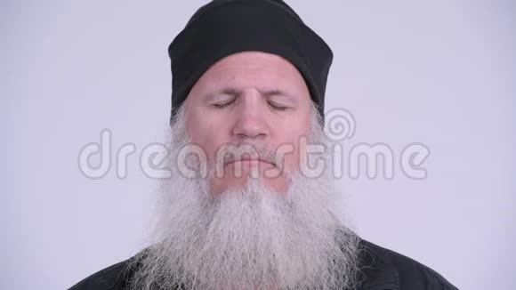 一张快乐的成熟的留着胡须的嬉皮士脸闭着眼睛放松视频的预览图