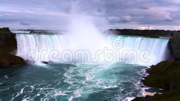 加拿大美丽的尼亚加拉大瀑布视频的预览图