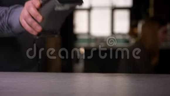 近距离拍摄的女性连接智能手机到终端成功的非接触式支付获得一杯咖啡视频的预览图
