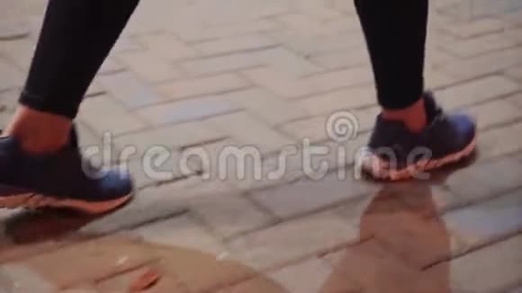 女孩的腿特写在人行道上穿运动鞋视频的预览图