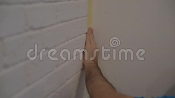 一个人准备一堵墙来画画胶带贴纸视频的预览图