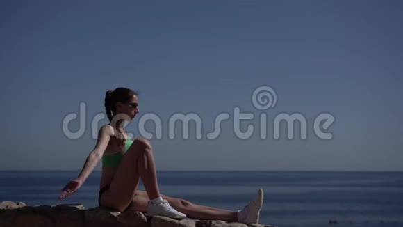 性感的女孩在海边做瑜伽视频的预览图