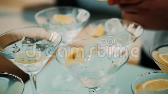 做鸡尾酒的过程巴曼在酒吧准备鸡尾酒酒精鸡尾酒缓慢倒入玻璃杯中视频的预览图