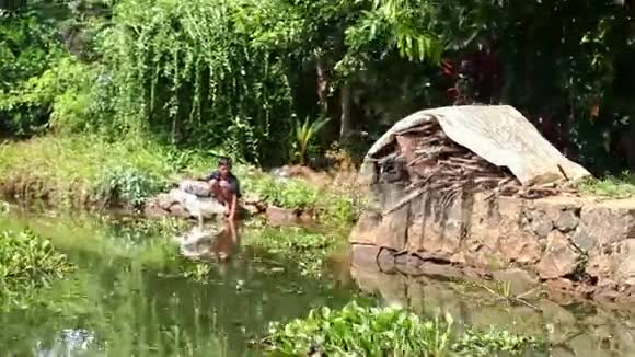 热带地区棕榈滩上的本地男孩溪边慢动作视频的预览图