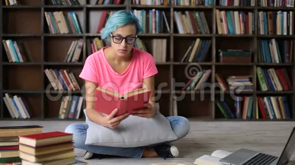 沮丧过度劳累的学生女孩读一本书视频的预览图