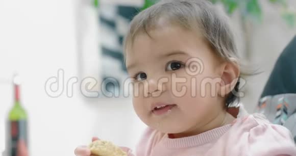 小女孩想自己吃饼干视频的预览图