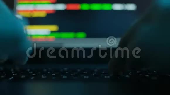 程序员或计算机黑客在笔记本电脑键盘上输入代码特写视频的预览图