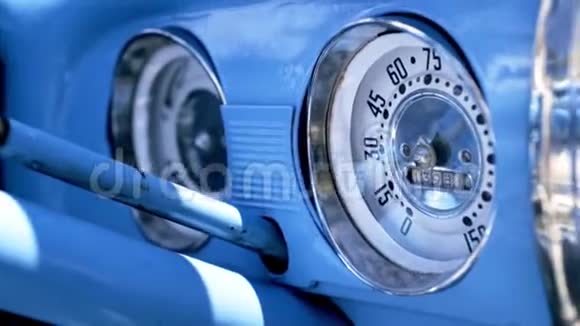 关闭速度计仪表板行动一辆蓝色老式美国车的仪表板视频的预览图