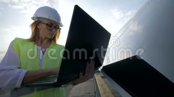 太阳能工程师女士正在关闭她的笔记本电脑并瞥向相机视频的预览图