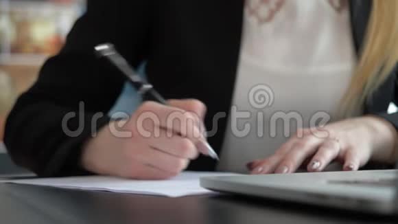 女人的特写她的手在纸上写字视频的预览图
