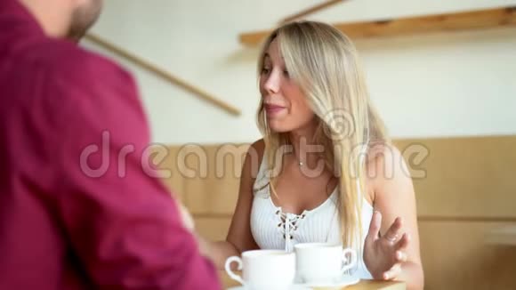 女人在咖啡馆里和男人吵架肖像视频的预览图