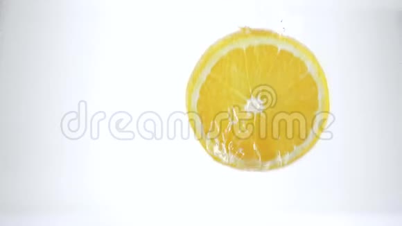 柠檬水丝掉进水里视频的预览图