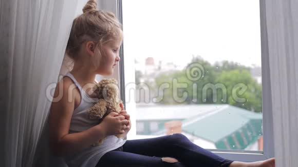女孩坐着看着窗外视频的预览图
