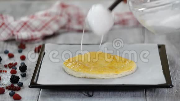 女人把薄荷糖放在烤饼上用夏季浆果做分层蛋糕视频的预览图