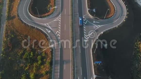 照相机在汽车行驶的道路上的飞行视频的预览图