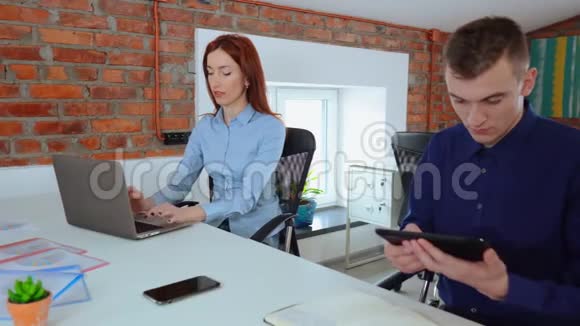 坐在办公桌前在台式电脑上工作计算视频的预览图
