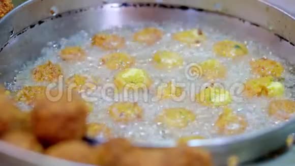 在一个大平底锅里炸制的沙拉酱传统地中海健康素食4K视频视频的预览图