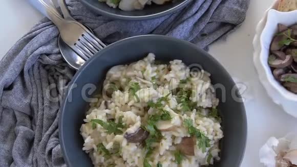 茯苓蘑菇意大利烩饭的俯视图视频的预览图