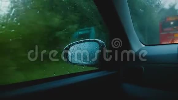 影院中镜头侧视镜从车窗内行驶经过斯里兰卡小镇暴雨视频的预览图