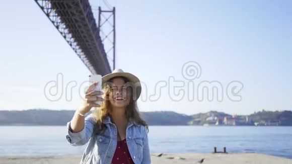 微笑的女性在桥附近自拍视频的预览图