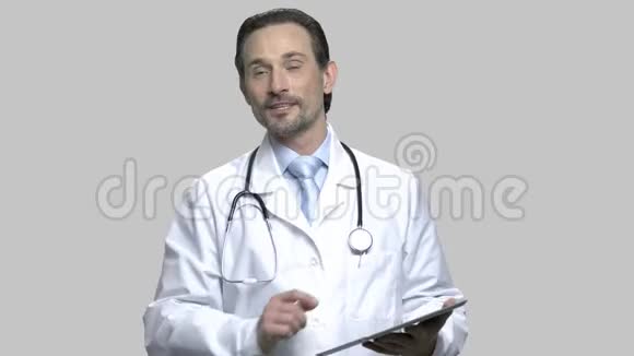 成熟的医生扬声器使用数字平板电脑视频的预览图