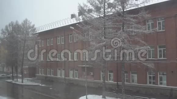 冬季旧砖楼背景下的第一场雪视频的预览图