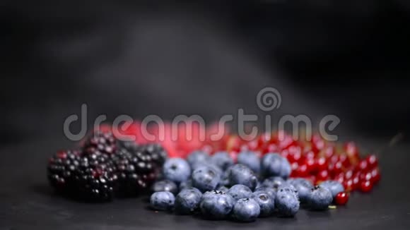 浆果各种五颜六色的浆果旋转背景红醋栗覆盆子黑莓蓝莓特写视频的预览图