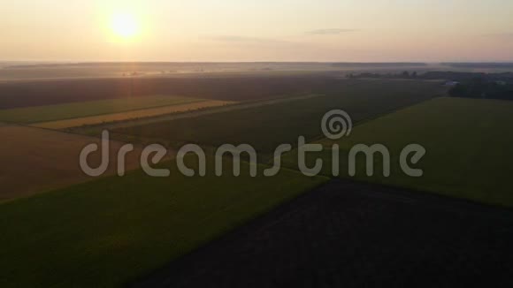 草原的黎明鸟瞰草原的日出鸟瞰田野的日出鸟瞰朝阳鸟瞰视频的预览图