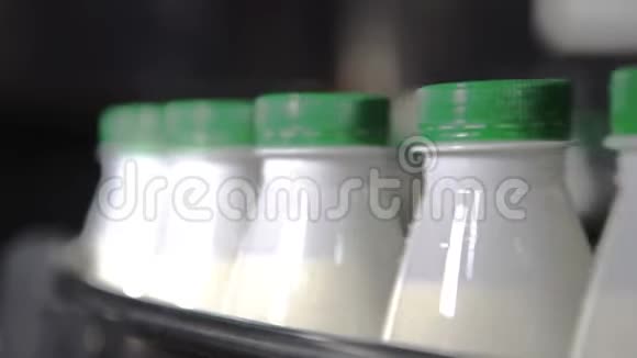 塑料瓶与牛奶运输在自动化生产线上关门视频的预览图