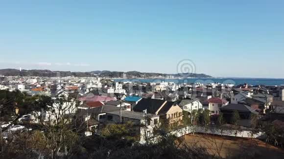 海湾旁日本镰仓小镇景色视频的预览图