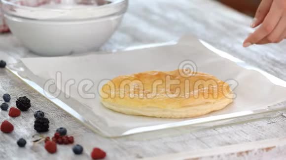 女人把薄荷糖放在烤饼上用夏季浆果做分层蛋糕视频的预览图