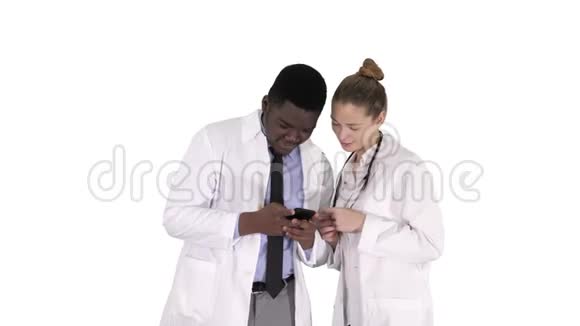 医疗队在白色背景上一起看电话视频的预览图
