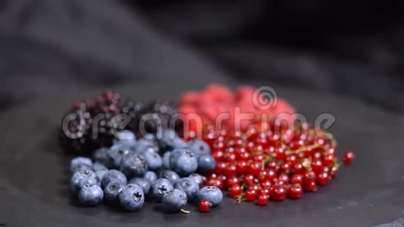 浆果各种五颜六色的浆果旋转背景红醋栗覆盆子黑莓蓝莓特写视频的预览图