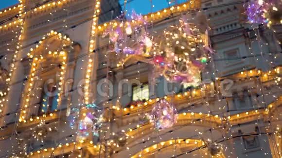 装饰着多种色彩的圣诞装饰的街道花环视频的预览图