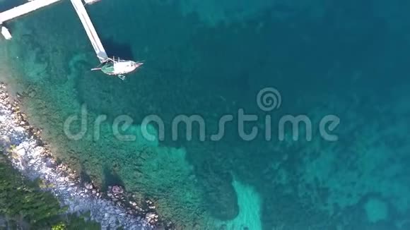 帆船停泊在餐厅的码头无人驾驶飞机的俯视图视频的预览图
