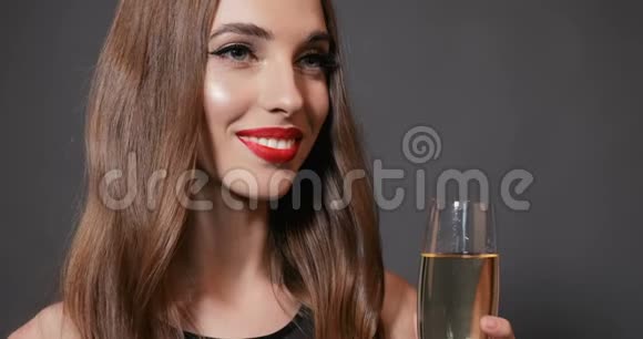 在新年晚会上喝香槟视频的预览图