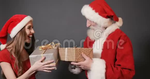 圣诞老人及女佣工送礼物视频的预览图