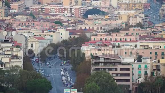 意大利西西里岛美丽的梅西纳市的当地建筑和道路交通全景视频的预览图
