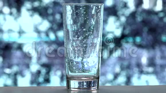 将水倒入玻璃中将水从瓶中倒在玻璃上用于健康视频的预览图