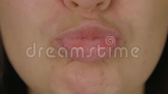 有着天然玫瑰嘴唇的女人视频的预览图